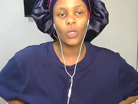 Snapshot of Sultry_Booty chatting on 10/18/25, 03:58 Sultry Booty online show from 10/18/25, 03:58