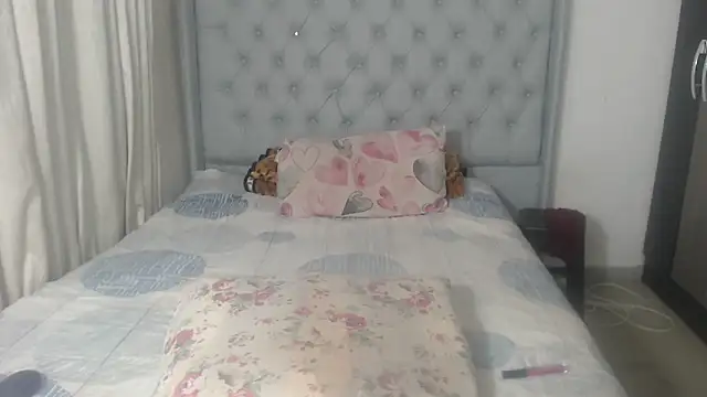 Snapshot of BeautyQueenX22 chatting on 06/08/26, 07:36 BeautyQueenX22 online show from 06/08/26, 07:36