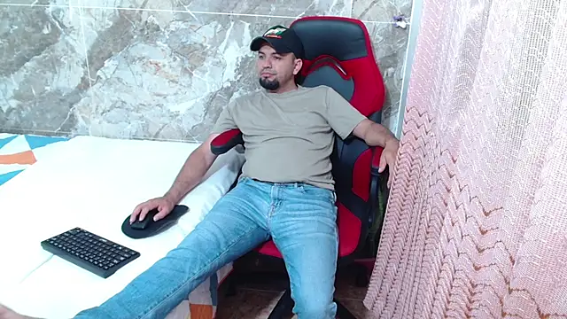 Snapshot of smitdleds1130 chatting on 09/14/25, 12:33 smitdleds1130 online show from 09/14/25, 12:33