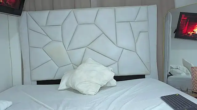 Snapshot of Paulaboterom chatting on 10/09/25, 04:40 Paulaboterom online show from 10/09/25, 04:40