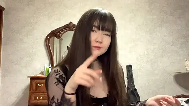 Snapshot of Pikmigirl18 chatting on 10/16/25, 02:47 Pikmigirl18 online show from 10/16/25, 02:47