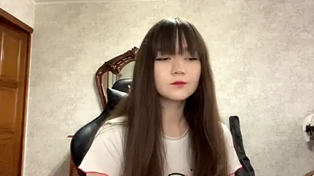 Snapshot of Pikmigirl18 chatting on 10/12/25, 09:32 Pikmigirl18 online show from 10/12/25, 09:32