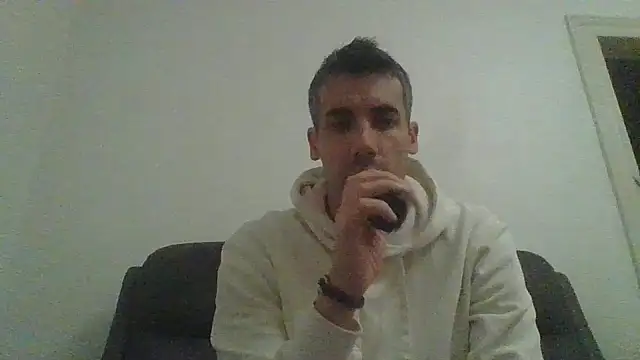 Snapshot of JulioIsHere4you chatting on 10/16/25, 06:05 JulioIsHere4you online show from 10/16/25, 06:05