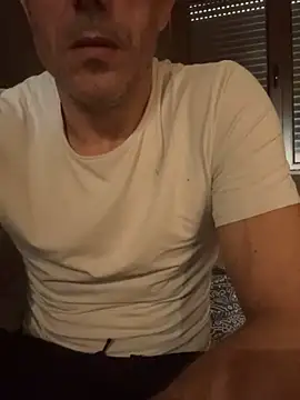 Snapshot of ruberofre chatting on 10/16/25, 01:41 ruberofre online show from 10/16/25, 01:41