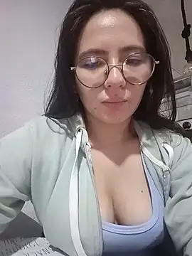 Snapshot of Bella_Sumers chatting on 06/17/26, 04:06 Bella Sumers online show from 06/17/26, 04:06