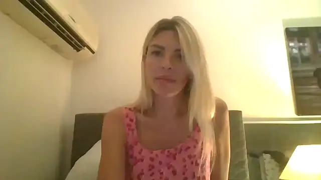 Snapshot of Liliwii1 chatting on 10/30/25, 08:28 Liliwii1 online show from 10/30/25, 08:28