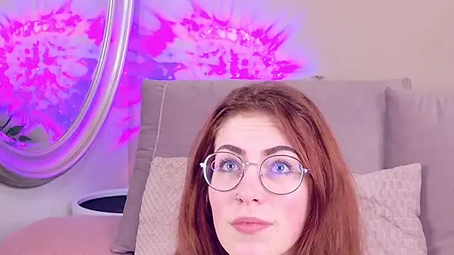 Snapshot of CaitlinMoon chatting on 12/16/25, 04:06 CaitlinMoon online show from 12/16/25, 04:06