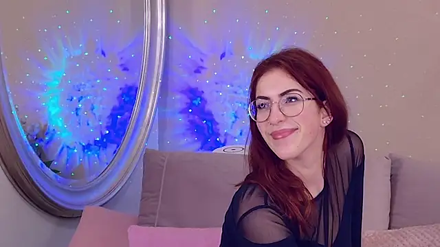 Snapshot of CaitlinMoon chatting on 12/04/25, 04:11 CaitlinMoon online show from 12/04/25, 04:11