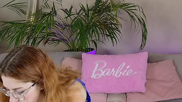 Snapshot of CaitlinMoon chatting on 11/11/25, 04:07 CaitlinMoon online show from 11/11/25, 04:07