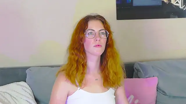 Snapshot of CaitlinMoon chatting on 11/06/25, 04:05 CaitlinMoon online show from 11/06/25, 04:05