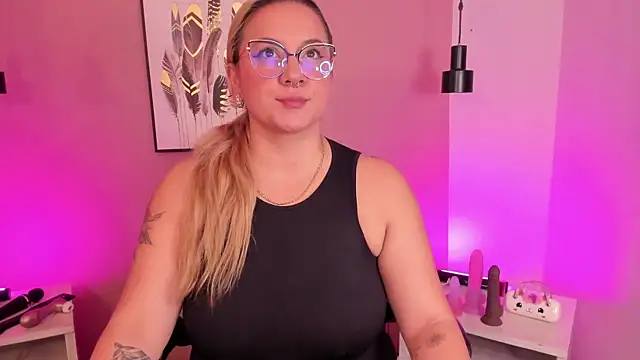 hollie joliie online show from 10/30/25, 12:14