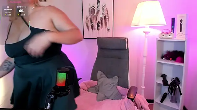 hollie joliie online show from 03/28/26, 12:06