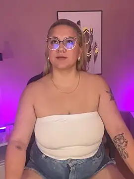 Snapshot of hollie_joliie chatting on 09/25/25, 12:00 hollie joliie online show from 09/25/25, 12:00