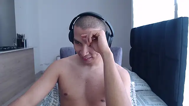 Auron Demon01 online show from 12/15/25, 05:19