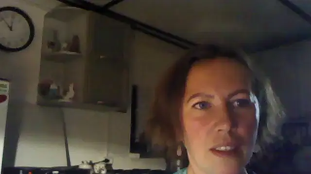 Snapshot of Loxiva chatting on 10/31/25, 03:52 Loxiva online show from 10/31/25, 03:52