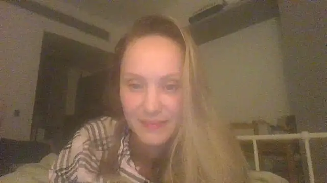 Snapshot of Molvina chatting on 11/04/25, 07:39 Molvina online show from 11/04/25, 07:39