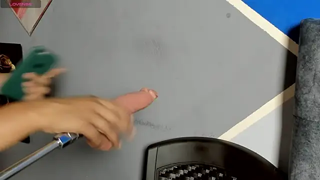 lau-hot online show from 11/21/25, 07:35