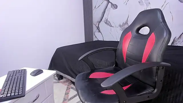 Snapshot of Hillarytonsonx chatting on 09/13/25, 12:27 Hillarytonsonx online show from 09/13/25, 12:27