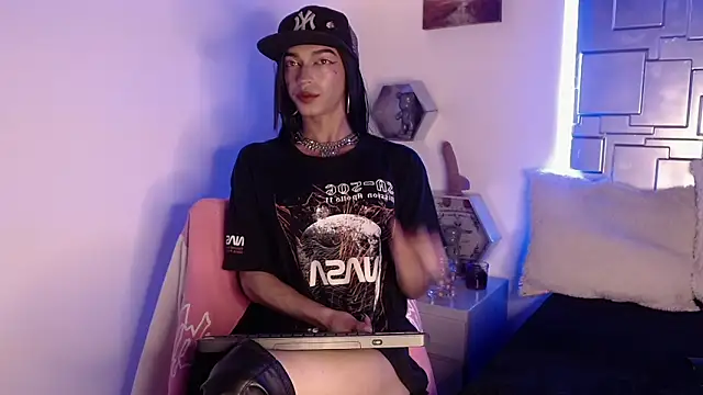Snapshot of Trinity_Knox chatting on 10/20/25, 03:56 Trinity Knox online show from 10/20/25, 03:56
