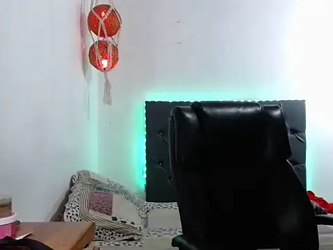 Snapshot of lola_diez chatting on 02/20/26, 10:01 lola diez online show from 02/20/26, 10:01