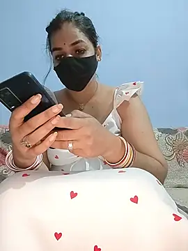 Snapshot of the_saavi chatting on 07/04/26, 05:17 the saavi online show from 07/04/26, 05:17