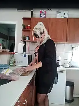 Snapshot of MiriandZacki chatting on 10/14/25, 10:05 MiriandZacki online show from 10/14/25, 10:05