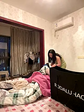 Snapshot of smgirls chatting on 10/28/25, 10:47 smgirls online show from 10/28/25, 10:47