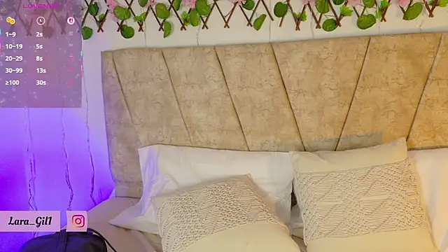 Snapshot of LaraGiil chatting on 09/19/25, 01:04 LaraGiil online show from 09/19/25, 01:04