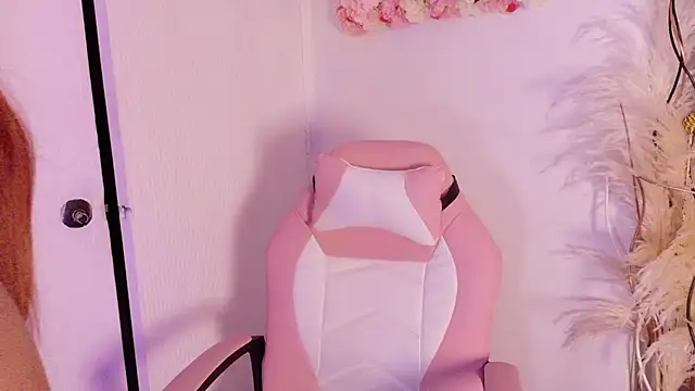 Snapshot of LaraGiil chatting on 12/18/25, 08:34 LaraGiil online show from 12/18/25, 08:34