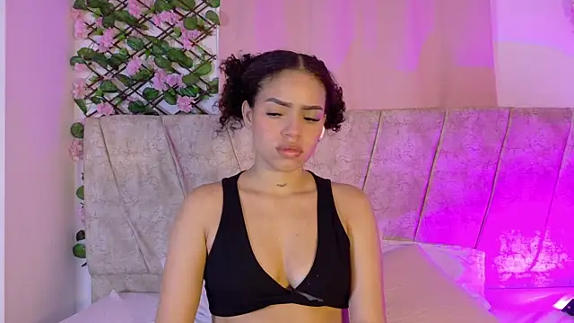 Snapshot of LaraGiil chatting on 11/07/25, 01:15 LaraGiil online show from 11/07/25, 01:15