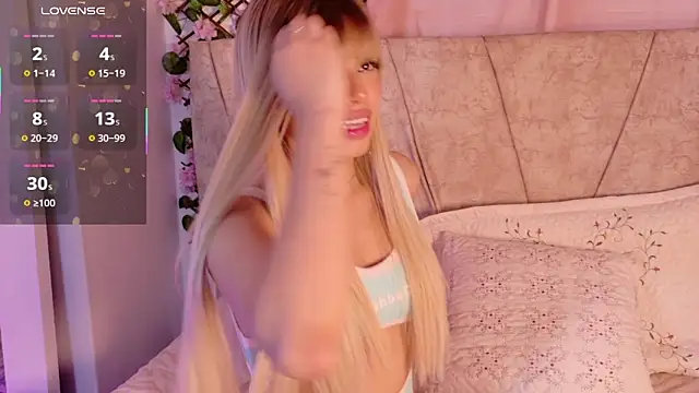 Snapshot of LaraGiil chatting on 12/04/25, 08:19 LaraGiil online show from 12/04/25, 08:19