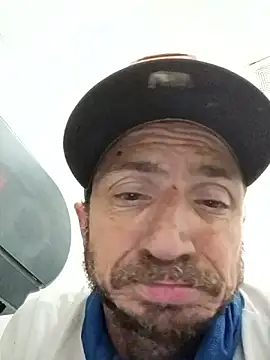 Snapshot of Mrluckstick chatting on 12/19/25, 04:05 Mrluckstick online show from 12/19/25, 04:05