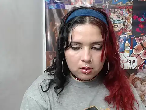 Snapshot of Curvy-Queen chatting on 10/09/25, 03:18 Curvy-Queen online show from 10/09/25, 03:18
