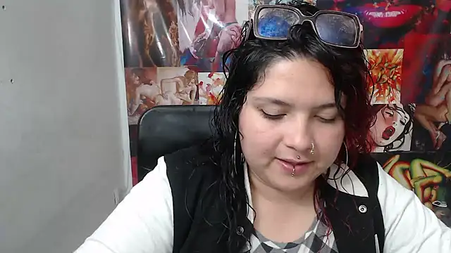 Snapshot of Curvy-Queen chatting on 10/11/25, 10:00 Curvy-Queen online show from 10/11/25, 10:00