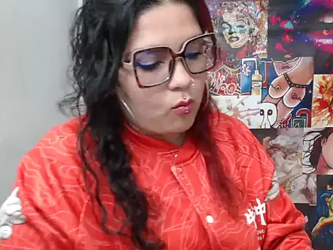 Snapshot of Curvy-Queen chatting on 09/18/25, 01:19 Curvy-Queen online show from 09/18/25, 01:19