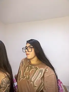 Snapshot of Sweet_and_Rous0 chatting on 12/17/25, 03:00 Sweet and Rous0 online show from 12/17/25, 03:00