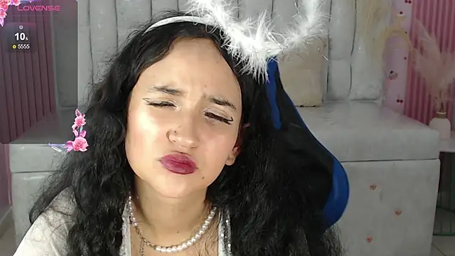 Snapshot of bella_vibess_s chatting on 11/06/25, 08:35 bella vibess s online show from 11/06/25, 08:35