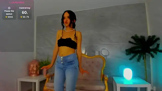 Snapshot of bella_vibess_s chatting on 11/07/25, 08:24 bella vibess s online show from 11/07/25, 08:24