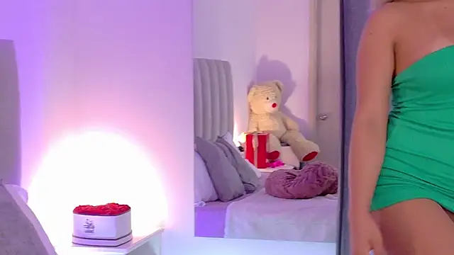 NicoleArmani online show from 11/28/25, 07:36