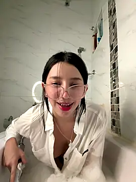 Snapshot of Min_junn chatting on 10/10/25, 05:08 Min junn online show from 10/10/25, 05:08