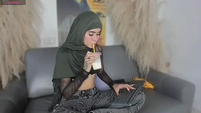 Snapshot of seraphine_arabic chatting on 04/13/26, 01:26 seraphine arabic online show from 04/13/26, 01:26