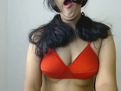 Snapshot of priya_022 chatting on 10/01/25, 03:44 priya 022 online show from 10/01/25, 03:44