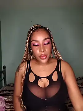 Snapshot of Queen_Amara chatting on 10/06/25, 01:40 Queen Amara online show from 10/06/25, 01:40