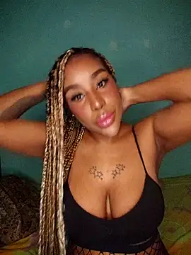 Snapshot of Queen_Amara chatting on 10/27/25, 02:45 Queen Amara online show from 10/27/25, 02:45