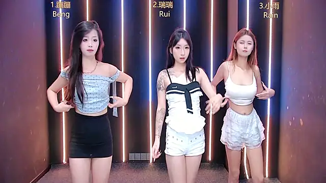 queen-001 online show from 10/20/25, 12:06