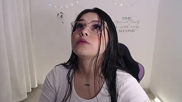 Snapshot of amberbakee chatting on 06/11/26, 01:41 amberbakee online show from 06/11/26, 01:41