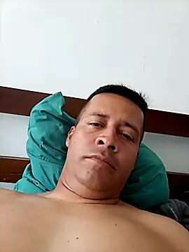 Snapshot of alejos81 chatting on 10/12/25, 04:52 alejos81 online show from 10/12/25, 04:52