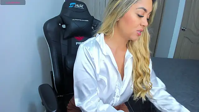 Snapshot of NicolPorto chatting on 10/07/25, 12:06 NicolPorto online show from 10/07/25, 12:06