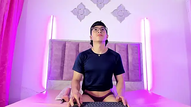 0anonimo bottom1 online show from 09/16/25, 06:42