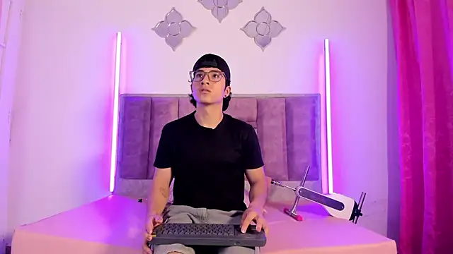 0anonimo bottom1 online show from 10/03/25, 12:50